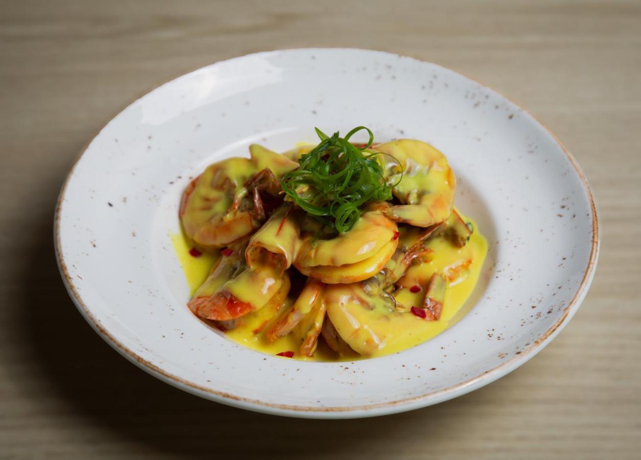 베스트웨스턴 프리미어 바투미 호텔 외부 사진 A plate of shrimp with egg