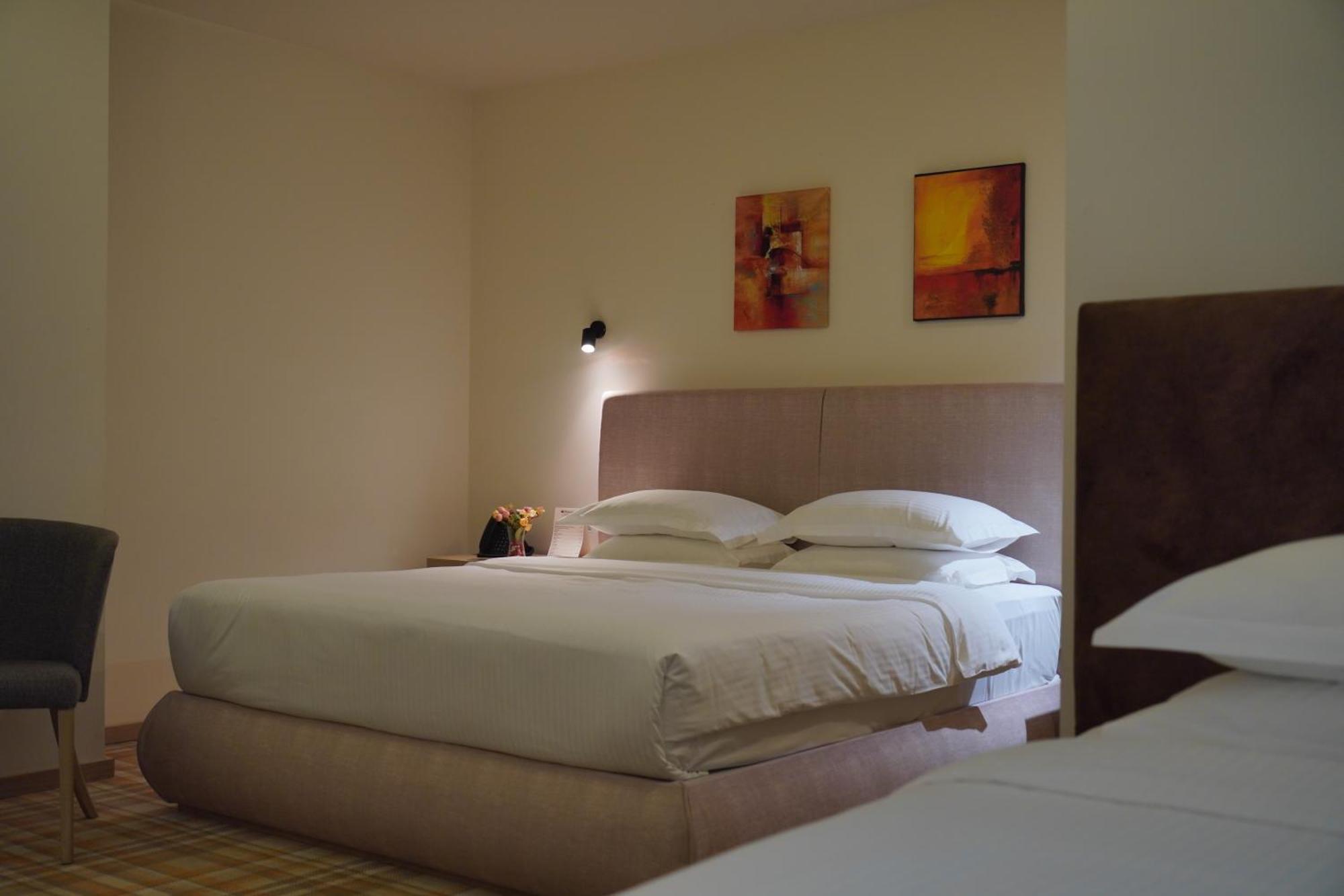 베스트웨스턴 프리미어 바투미 호텔 외부 사진 A bedroom at the hotel