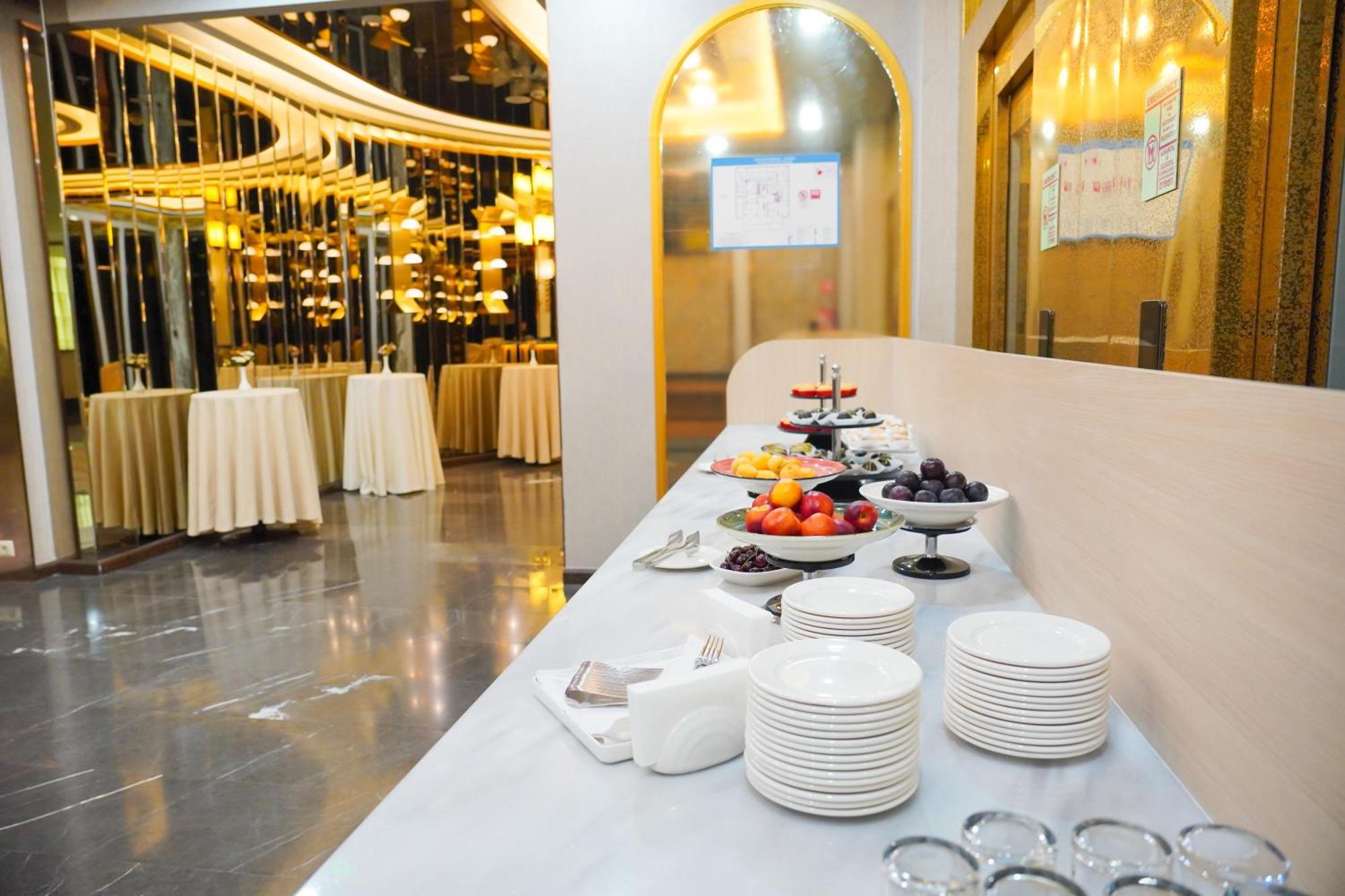 베스트웨스턴 프리미어 바투미 호텔 외부 사진 A buffet table at a hotel