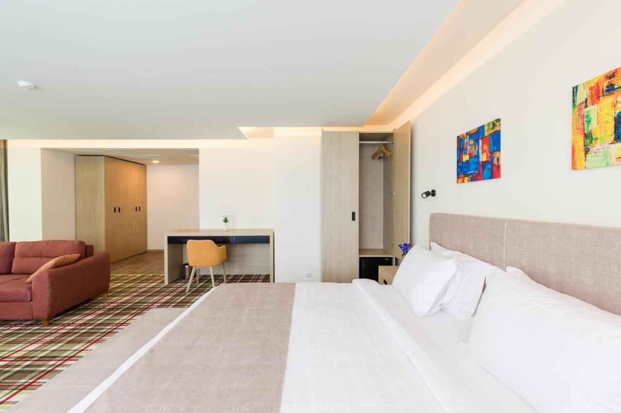 베스트웨스턴 프리미어 바투미 호텔 외부 사진 A room at the hotel