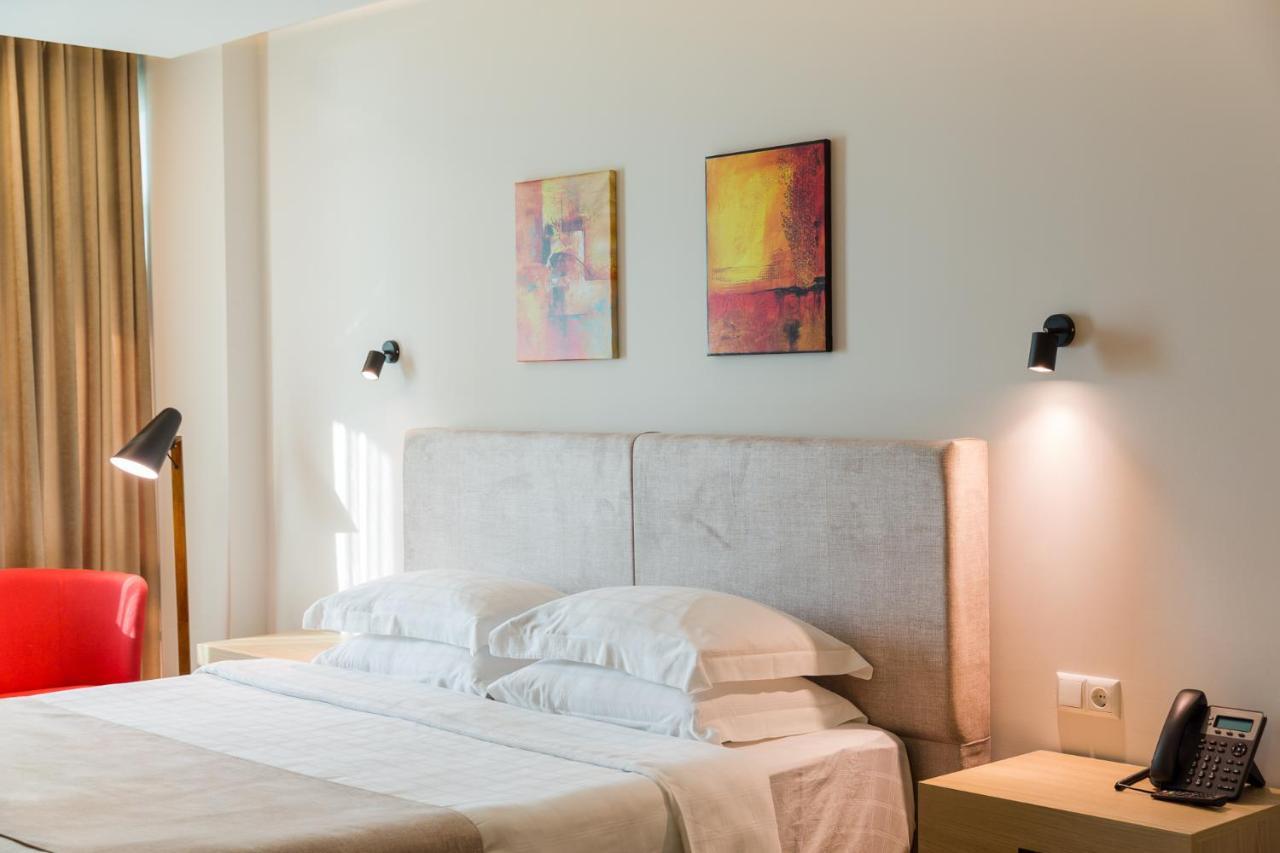 베스트웨스턴 프리미어 바투미 호텔 외부 사진 A bedroom at the hotel