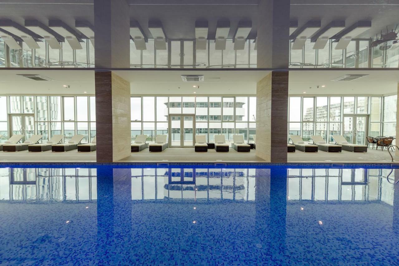 베스트웨스턴 프리미어 바투미 호텔 외부 사진 The pool at the 1018